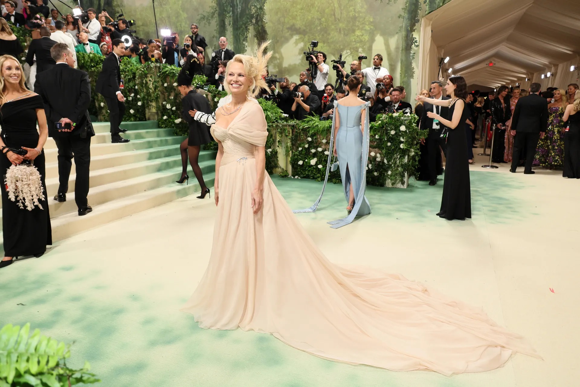 pamela_anderson_in_oscar_de_la_renta.jpg