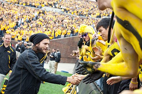 Ashton-Kutcher-Iowa-meccs-gv.jpg