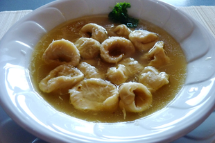 Tortellini a brodo - most akkor kinek a köldöke?