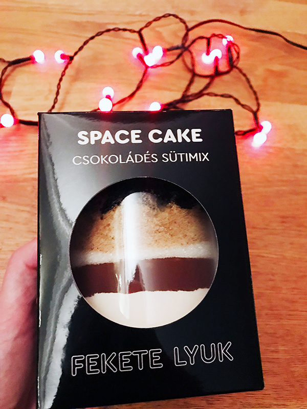 space-cake-fekete-lyuk_02.jpg