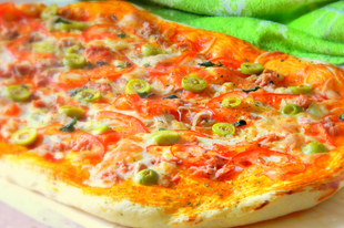 Ropogós pizza - tonhalas olívás