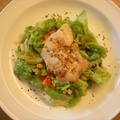 Párolt tengeri halfilé friss vegyes salátával