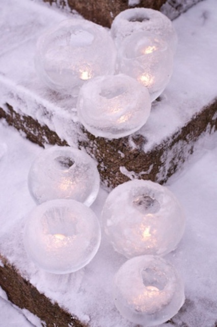 Lufiban fagyasztott víz, mint mécses<br />http://www.availableideas.com/20-awesome-ice-christmas-decorations-for-outdoors/