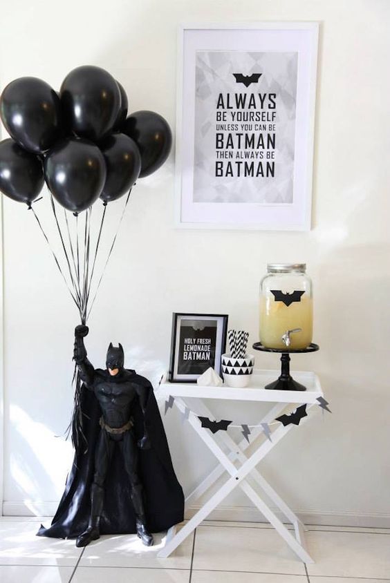 Batman témájú dekoráció<br /><br />http://karaspartyideas.com/2015/08/modern-batman-birthday-party.html<br />