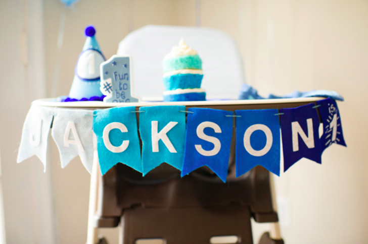 Etetőszék dekoráció <br /><br />http://lifeasmama.com/12-first-birthday-high-chair-decoration-ideas/2/<br />