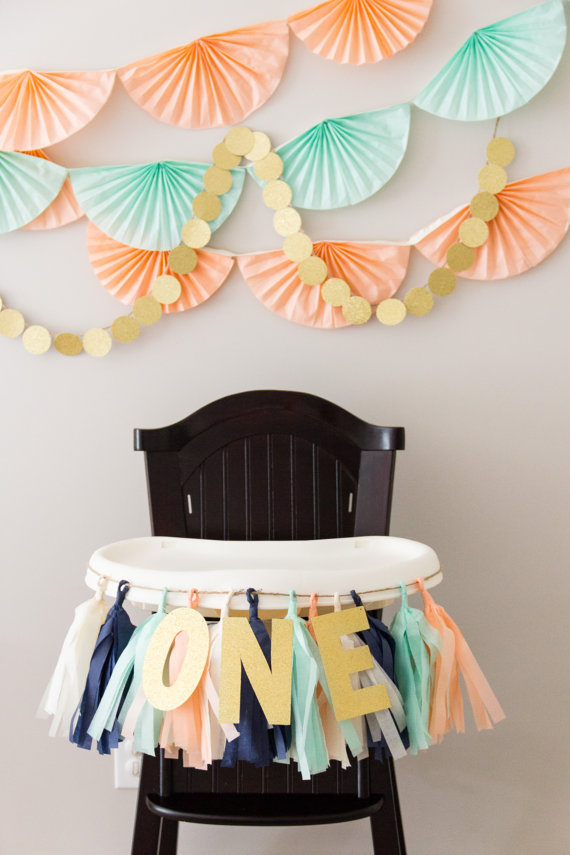 Első szülinapra az etetőszéket is kidekorálhatjuk<br /><br />http://lifeasmama.com/12-first-birthday-high-chair-decoration-ideas/2/<br />