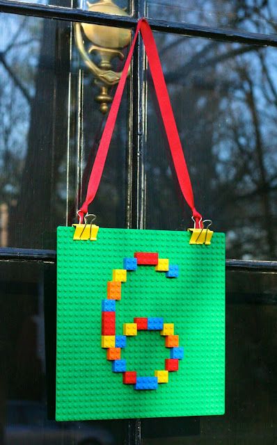 A Legoból is készíthetünk dekorációkat, akár a gyerekekkel együtt<br /><br />http://planted-by-streams.blogspot.hu/2009/12/lego-party.html<br />