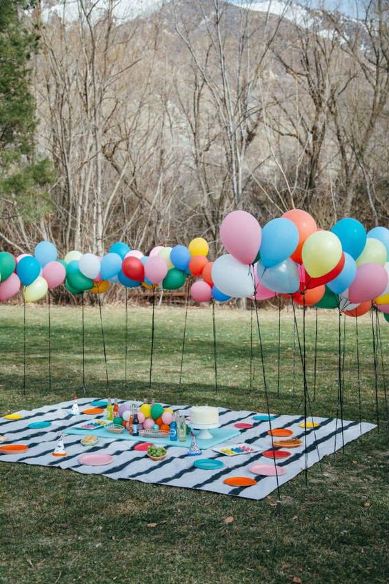 Lufikkal körberakott pokróc a kertben. A legjobb játszó- és piknikezőhely!<br /><br />http://www.brit.co/picnic-decor-ideas/<br />