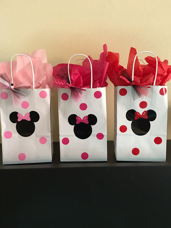 Egy egyszerű papírzacskót is könnyen feldobhatsz<br /><br />https://www.etsy.com/listing/254730202/minnie-mouse-party-favor-bags?utm_source=OpenGraph&utm_medium=PageTools&utm_campaign=Share<br />