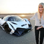 Supercar Blondie, a milliomossá lett autóbolond