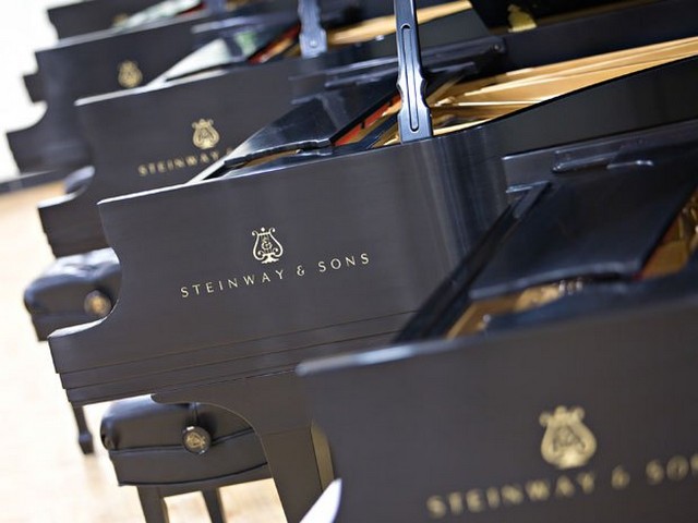 Steinway cím.jpg