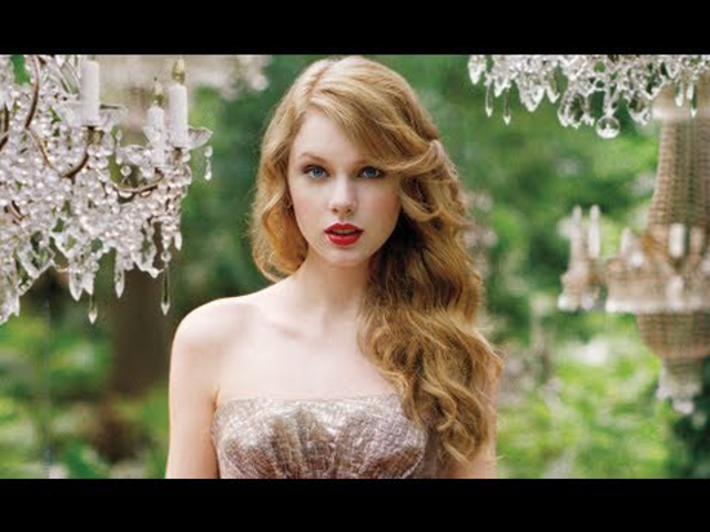 Itt van Taylor Swift parfümreklámja