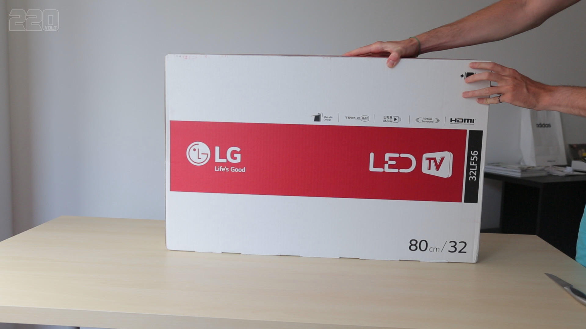 Az LG 32LF5610 doboza