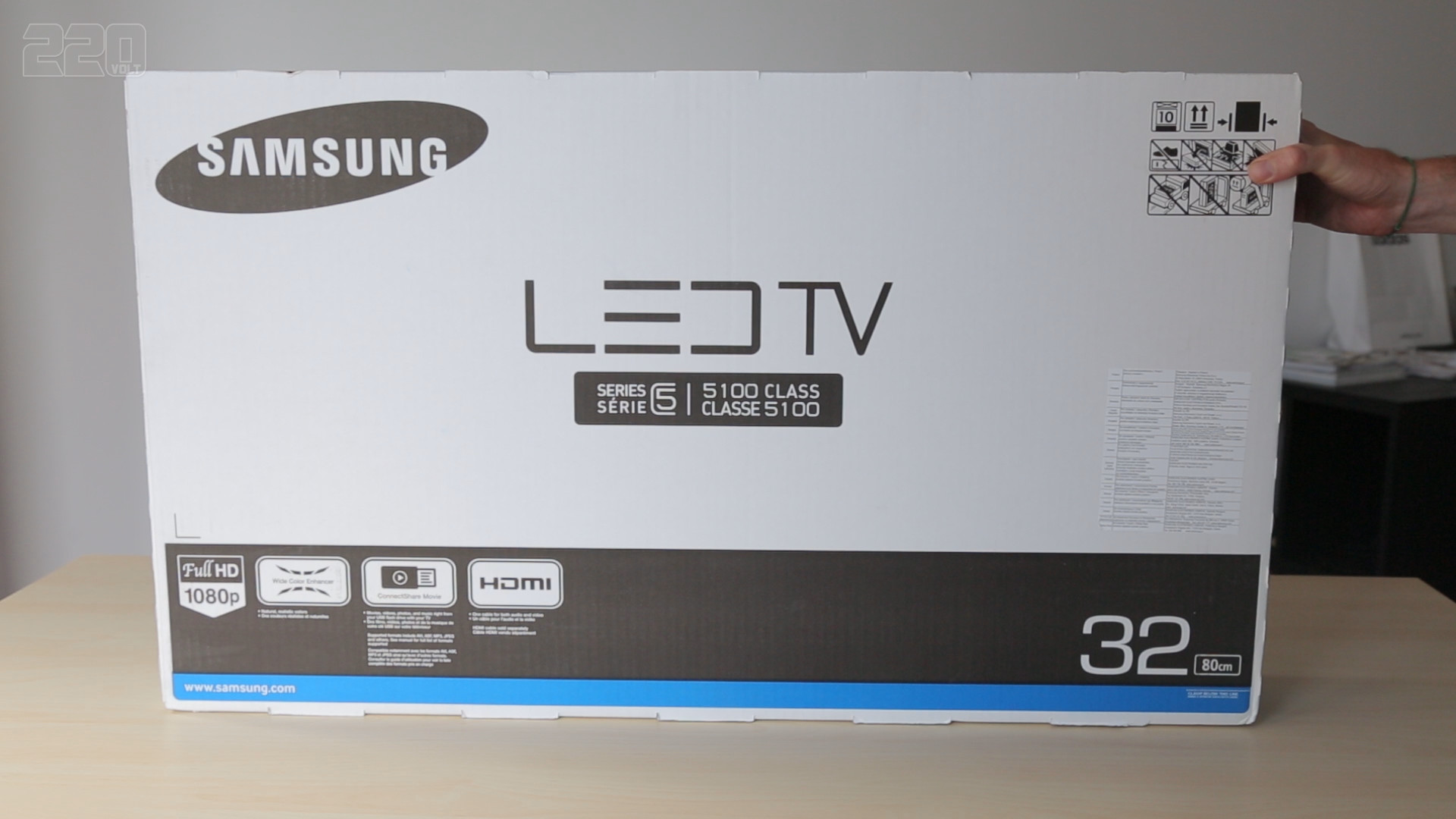 ...és a Samsung UE32J5100 doboza.
