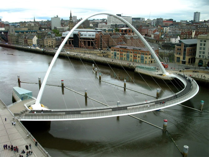 Gateshead Millenium Bridge.jpg