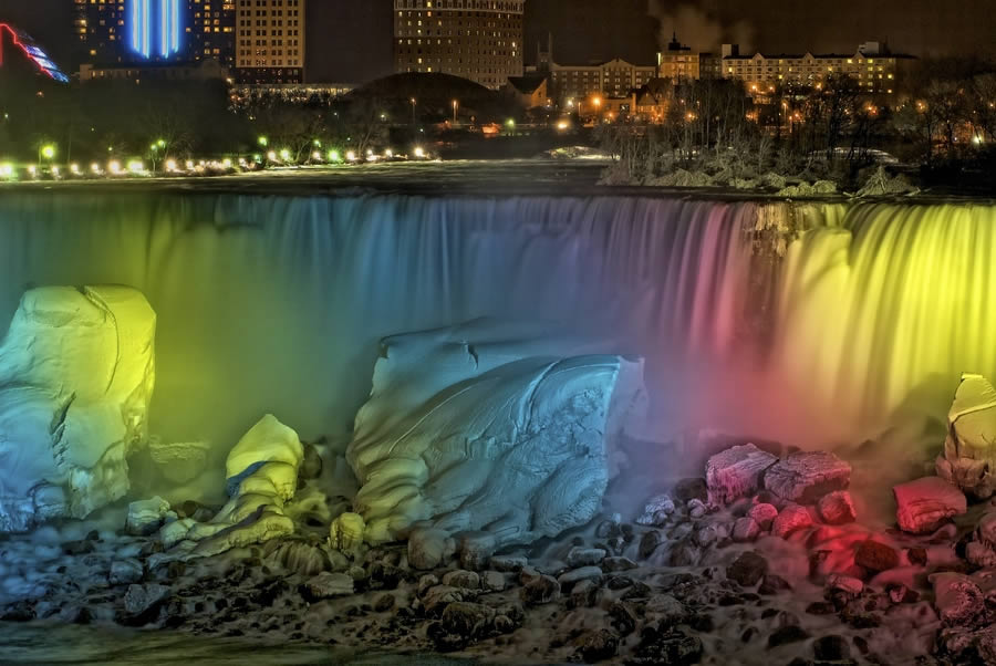 Niagara Falls in Winter.jpg