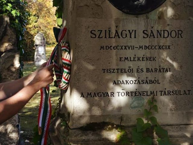 Szilágyi Sándor (Arany tanártársa volt a gimnáziumban) sírjára is koszorút helyeztünk el #ajrg #gimiblog #koszorú #temető #sírhely #nyughely