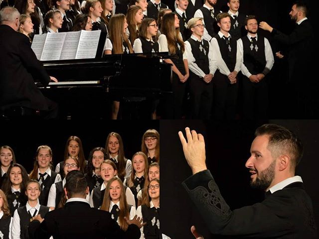 Lemezfelvételen a gimnázium kórusa és karnagya, Ecsedi Péter énekművész #ajrg #gimiblog #énekkar #karnagy #kórus #lemezfelvétel #cd #zene