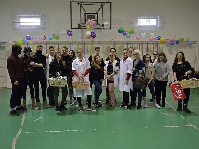 Kasszás Erzsi és a győztes 9.c osztály a Farsangi délutánon #ajrg #gimiblog #farsang #február