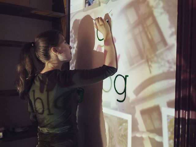 @orsibeko munkában: készül a gi-MI-blog felirat a DÖK szobában #ajrg #gimiblog #falfestés #dök #dökszoba #széplesz