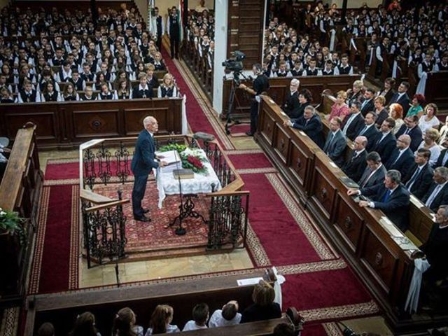 Balogh Zoltán, az Emberi Erőforrások Minisztere a nagykőrösi református templomban a tanévet megnyitó beszédét mondja #ajrg #gimiblog #tanévnyitó