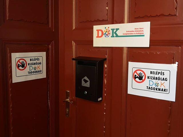 DÖKös ötletláda a DÖK-szoba ajtaján! Várjuk az ötleteket, véleményeket a DÖK munkájával kapcsolatban! #dök #diákönkormányzat #ajrg #gimisek #dökszoba