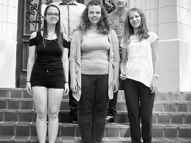 Együtt az AJRG Media Team! #ajrg #gimiblog #feketefehér #mivagyunk #gimilépcső