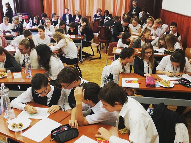 Zajlik az Arany Kora kistérségi komplex műveltségi csapatverseny a gimnázium ének termében. Tizenkét 7-8. osztályos csapat verseng egymás ellen. #ajrg #gimiblog #vetélkedő #verseny #arany #arany200