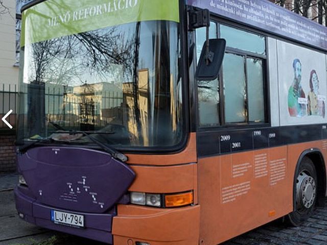 Menő Reformáció busz a gimnázium előtt #ajrg #gimiblog #ref500 #reformáció #nagykőrös #kiállítás