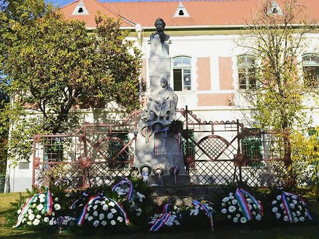 Arany-ünnepség után a református templomkertben #ajrg #gimiblog #koszorú #megemlékezés