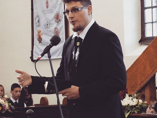 @sipospeteristvan az évnyitó istentiszteleten prédikál #ajrg #gimiblog #templom #lelkész #biblia