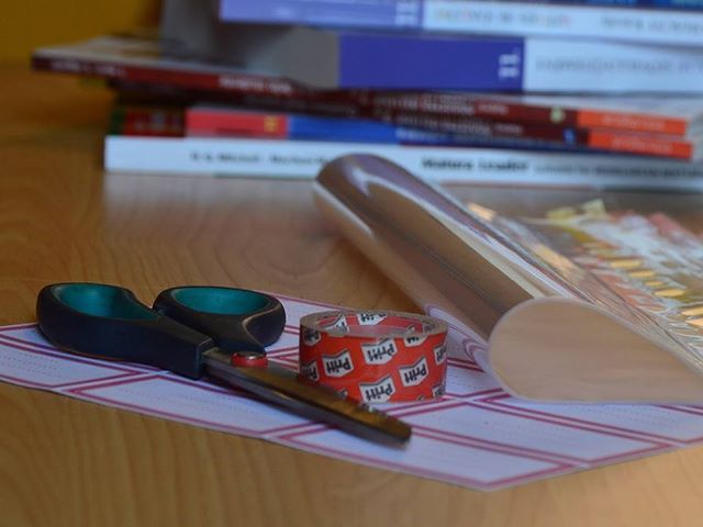 Ti mit csináltok ma délután? Csak nem a könyveket és füzeteket csomagoljátok? #ajrg #gimiblog #csomagolás #könyvek #füzetek