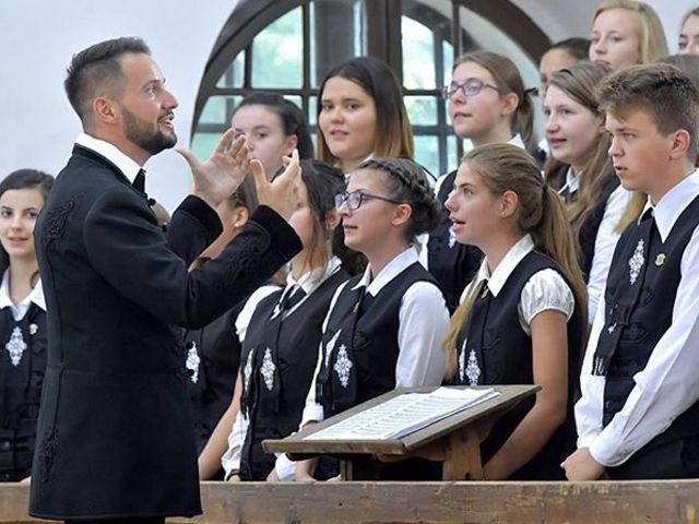Ecsedi Péter karnagy és a gimnázium énekkara a VIII. Nemzeti Tanévnyitón #ajrg #gimiblog @peterecsedi