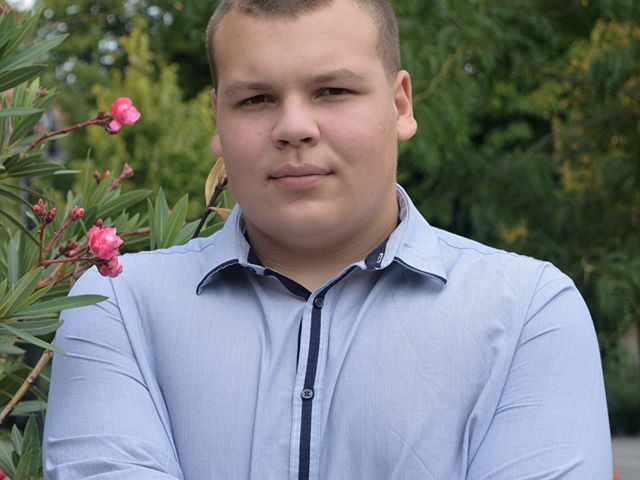 Veréb István vagyok, a legtöbben Bendeként ismernek. Ugyanis ez a harmadik nevem. :D Szeptemberben kezdem el a 10.osztályt. Rengeteg dologban segítem mind a társaimat mind az iskolát. Ezért is vállaltam az AKRG Media Team-ben való szerepet, mint az egyik szerkesztő. Igen sokrétű vagyok, kedvelem az irodalmat, sokat olvasok, nagyon szeretem a reál tantárgyakat, és a zenét. Jómagam Cserháti Zsuzsa rajongó vagyok, de nagyon szeretem az új zenéket is, remixeket és ehhez hasonlókat. :D Idén az ÉTEK elnöke is én leszek, ezért nagyon izgatott vagyok és nagyon várom a következő tanévet. Legtöbbet riportokat, tudósításokat szeretnék írni a gi-MI-blogra, de igazából bármilyen témában otthon vagyok, kivéve a sportokat. (Akik ismernek tudják, hogy ez meglátszik rajtam. :D ) @verebistvan2001 #ajrg #gimiblog
