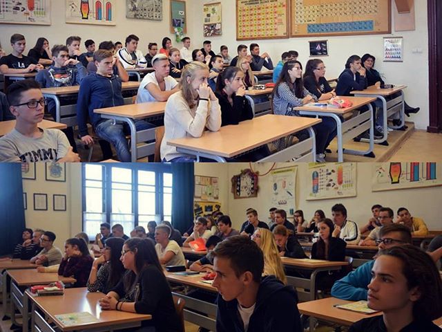 10.d és 11.d osztályosok a pályaorientációs napon a kémia teremben #ajrg #gimiblog #pályaorientáció #előadás