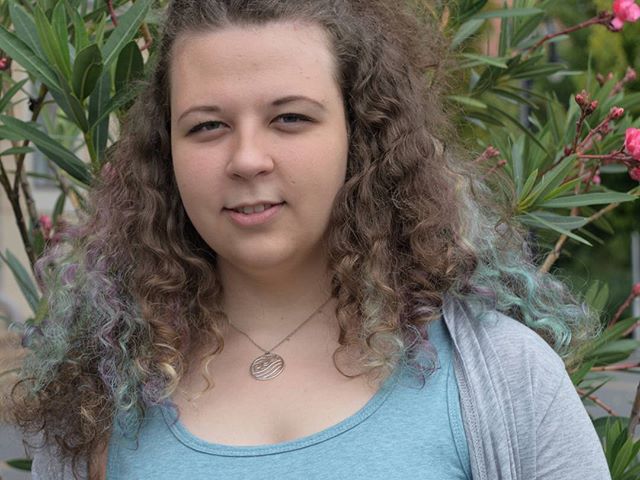 Szöllősi Kitti Dorottya vagyok, idén leszek tizenegyedikes és egyben a gi-MI-blog egyik szerkesztője. Eddig főként a suliújságban tevékenykedtem, de nem egyszer volt már, hogy valamilyen iskolai ünnepségen, megemlékezésen láthattatok, mint csellista. Ez lenne az egyik hobbim, a zenélés. Ezen a téren egész változatos az ízlésem, szinte bármit meghallgatok. A másik pedig mily meglepő, az írás. Ez megvalósul hobbiként is történetekkel (nevezzük könyvkezdeményeknek) és cikkírásként a suliújságban. Ehhez társul, hogy könyvmolynak is lehet nevezni. Tavasszal jött az ötlet, hogy készítsük el ezt a blogot, aminek nagyon örültem, mert az újsághoz képest, több lehetőségem van kiélni a kreativitásomat. Az elmúlt hónapokban kipróbálhattam az interjúzást, ami egészen megtetszett, szóval azt szívesen készítenék, videós anyagokban is benne vagyok (a lehető legkevesebb szerepléssel :D). Remélem, tetszeni fog nektek, amit csinálunk! A blog-designt ezúton köszönöm Theanak! @kitagrape #ajrg #gimiblog