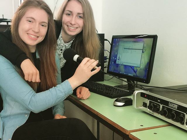 Sulirádiósok a DÖK szobában: Ferenczi Viki és Lantos Eszter @fviktoria07 @eszter_lantos #ajrg #gimiblog #sulirádió