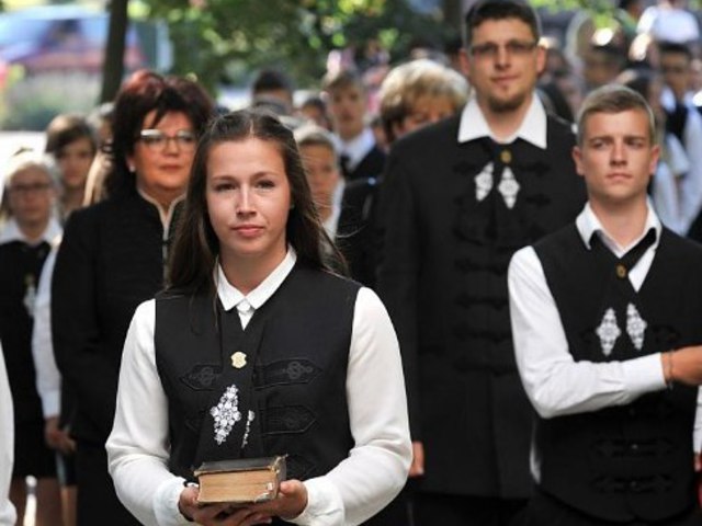 Tóth Csenge 12.b osztályos tanulónk a bibliával a VIII.Nemzeti Tanévnyitón #ajrg #gimiblog @toth.csenge