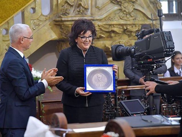 Balog Zoltán, az emberi erőforrások minisztere Arany János plakettet adott át Dr. Cziráné Dr. Kőházi-Kis Tímea igazgatónőnek. A plakettet Györfi Sándor szobrász, éremművész készítette.