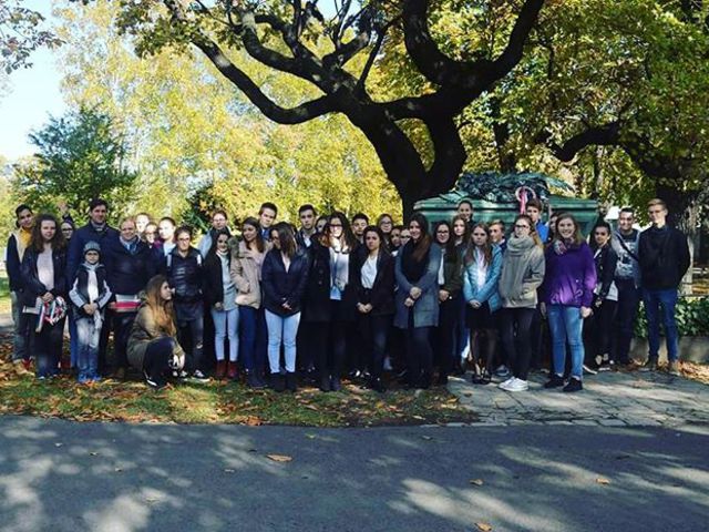 Megkoszorúztuk Arany János sírját #ajrg #gimiblog #budapest #arany #aranyjános #arany200 #temető