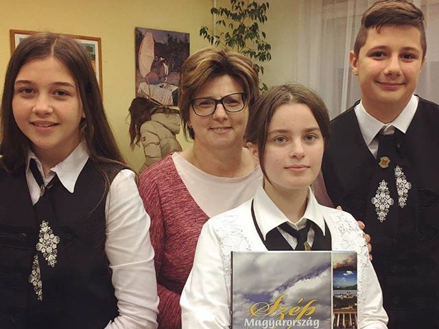 A városi "Anyanyelvi őrjárat" verseny győztes csapa és felkészítőjük, Cselóczkiné Tóth Erika tanárnő #ajrg #gimiblog #verseny #vetélkedő #győzelem #1 #bajnokok