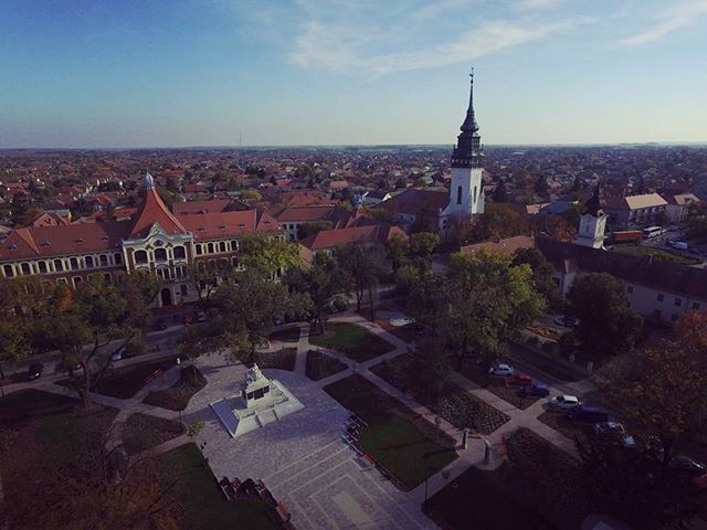 Csodaszép templomunk, iskolánk és a megújult Hősök tere #ajrg #gimiblog #templom #iskola #tér #szép #madártávlat