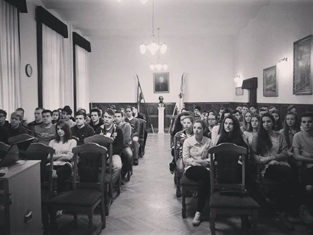 11.a, 11.b és 11.d osztályos diákok a pályaorientációs napon a díszteremben #ajrg #gimiblog #pályaorientáció #díszterem #feketefehér #előadás