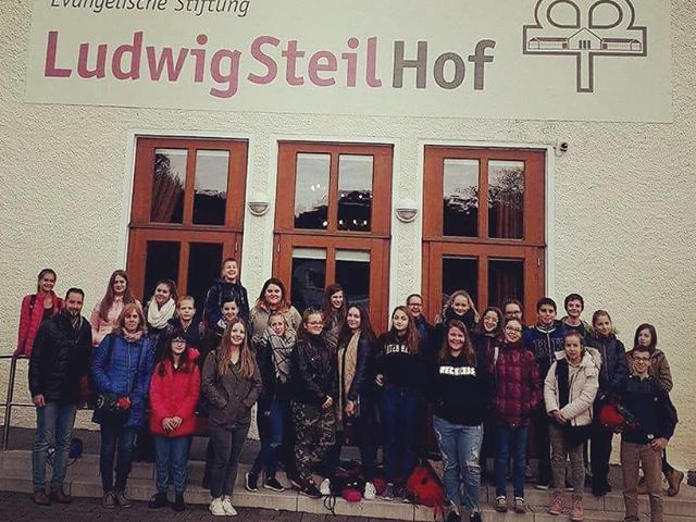 Espelkampi delegáció a ma délutáni istentisztelet előtt #ajrg #gimiblog #espelkamp #csoportkép