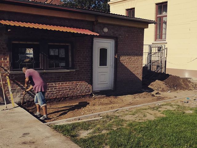 Új térkő és terelőkorlát készül a gimnázium büféje előtt #ajrg #gimiblog