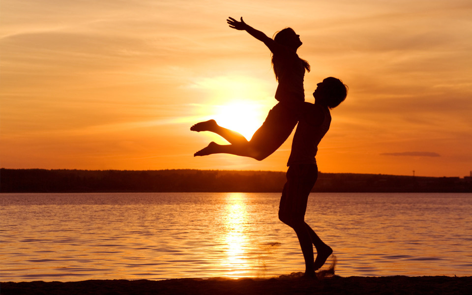 Happy-Couple-on-the-Beach-at-Sunset-960x600-wide-wallpapers.net.jpg