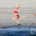 Katherine Heigl anyukás formában szökdécsel a strandon