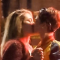 Paris Jackson és Cara Delevingne szenvedélyes csókja az esőben