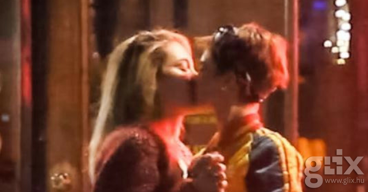 Paris Jackson és Cara Delevingne szenvedélyes csókja az esőben