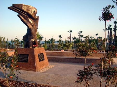 Larnaca_monument.jpg